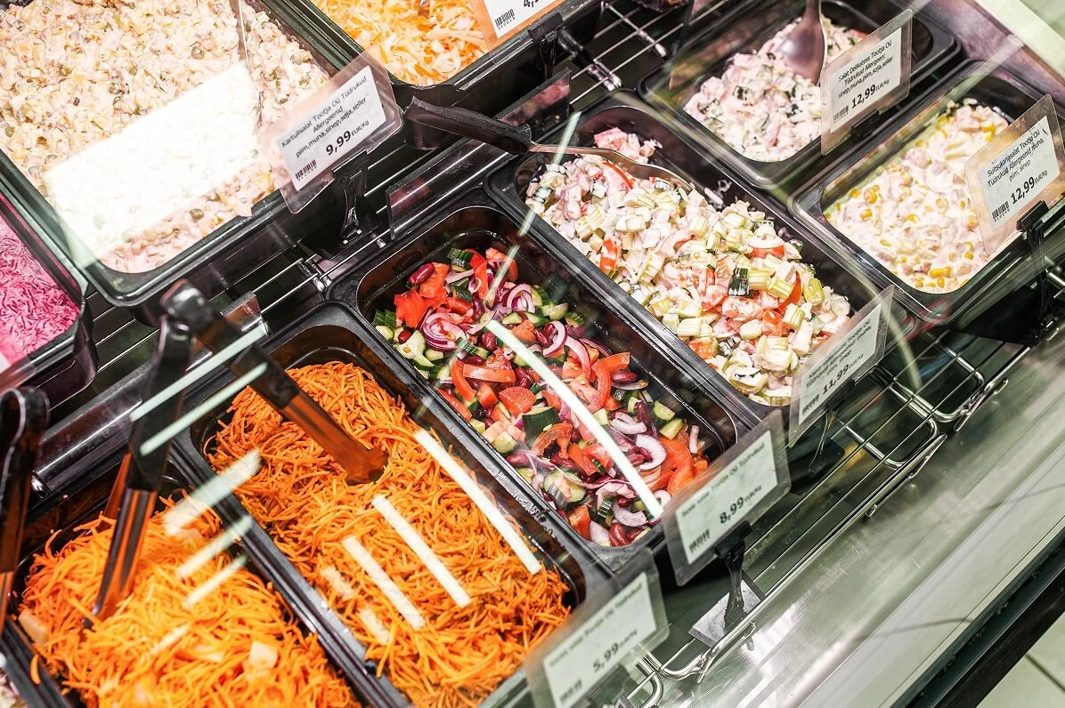 Valmistoit ja soe toit kulinaarialetis Tüdrukud toidupoes